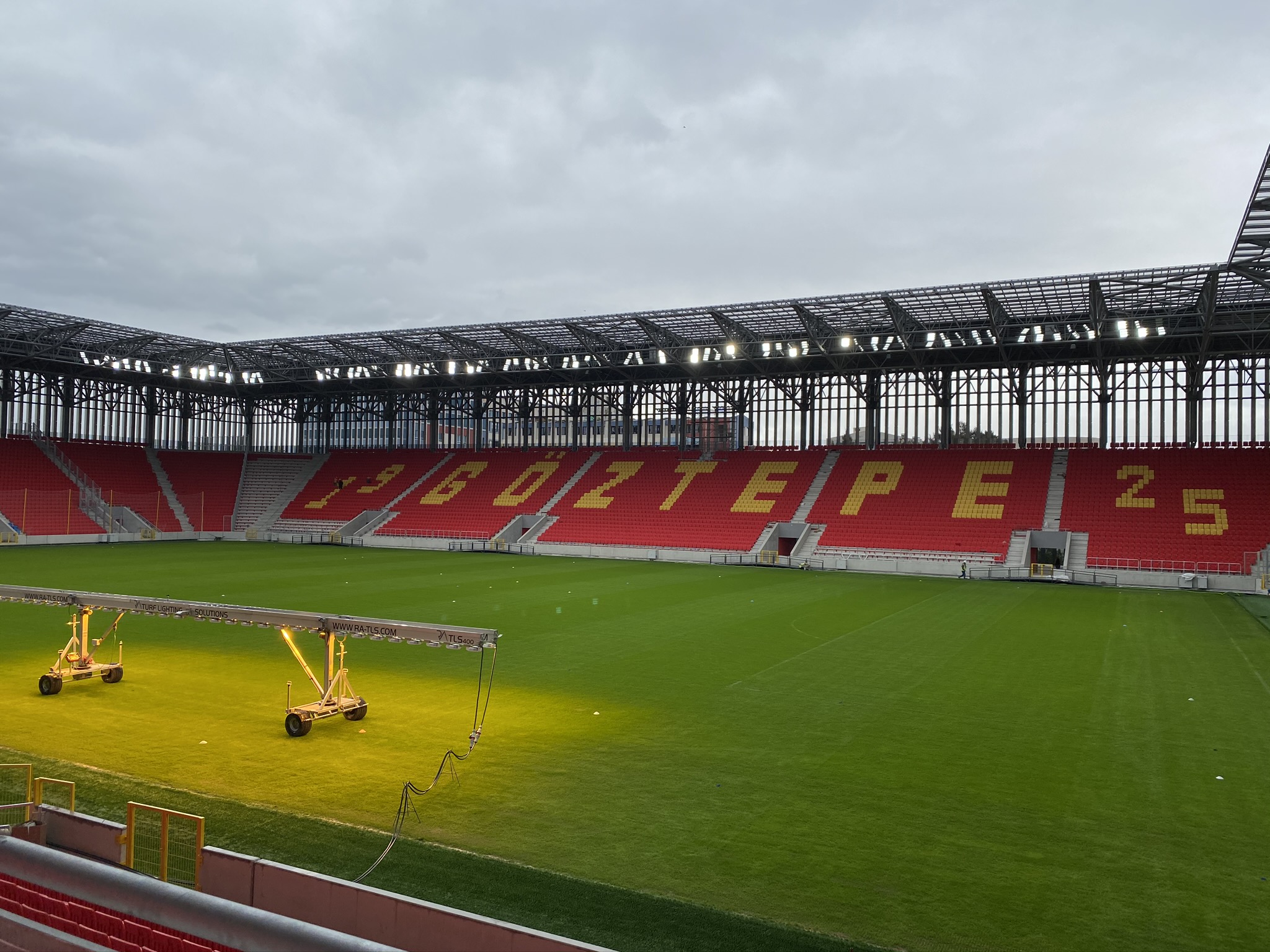 3,5 MW de energía en emergencia para estadio de fútbol Göztepe Gürsel Aksel en Turquía